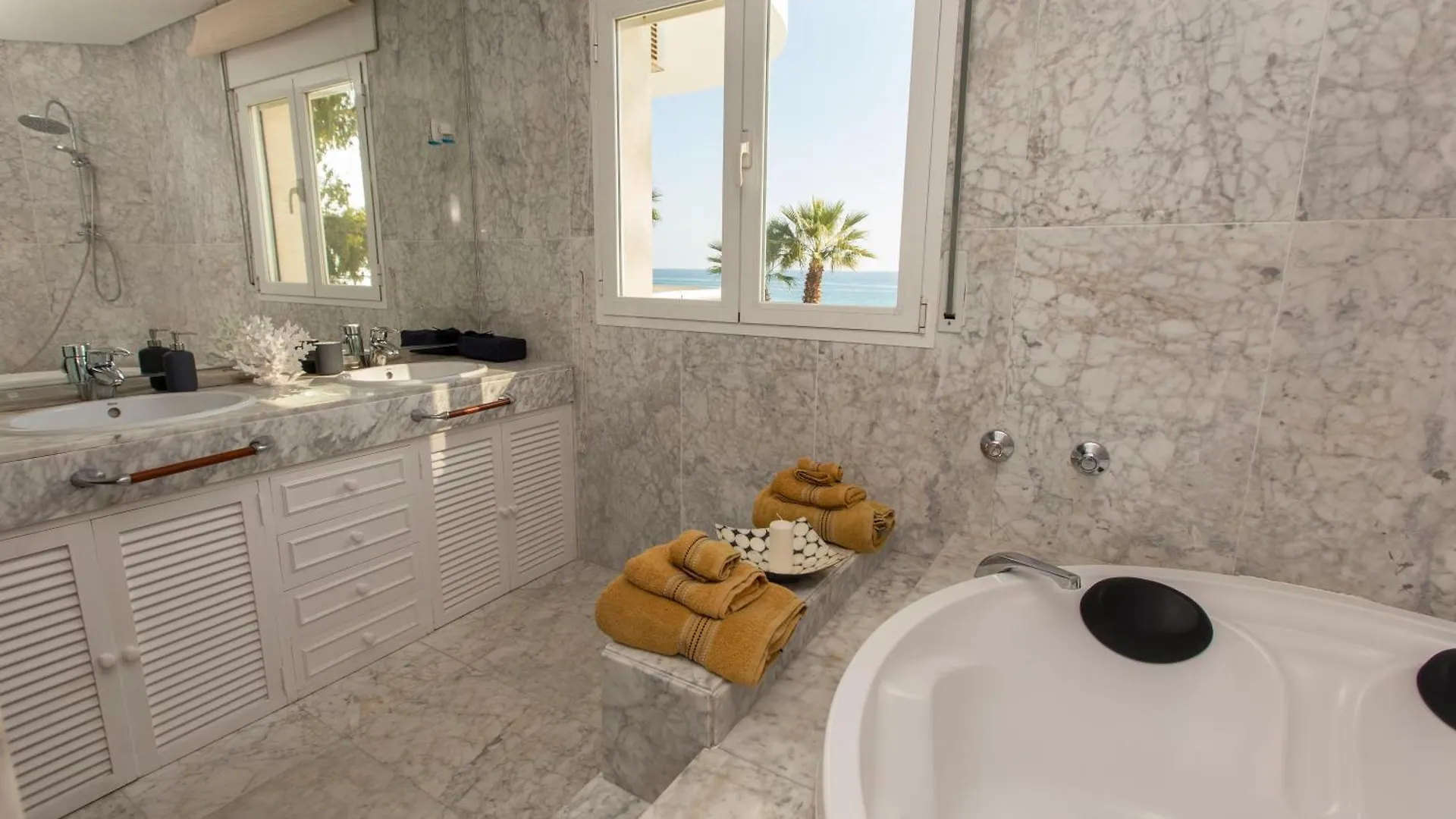 Villa Venecia, Apartamento De Lujo En 1º Linea De Playa + Parking Malaga 0*,  Spain